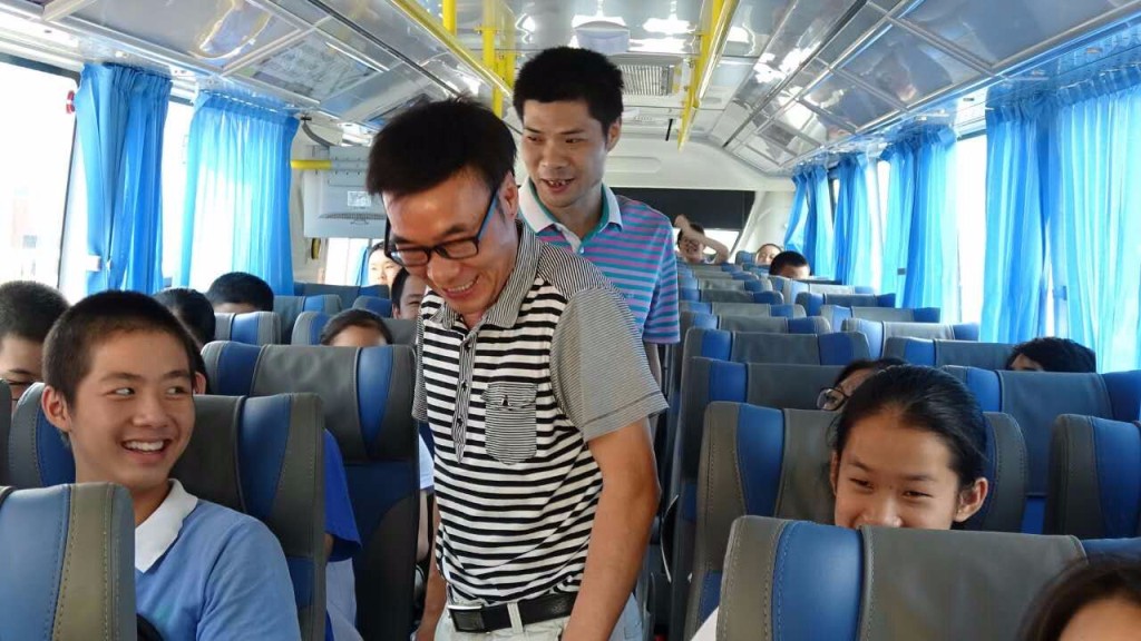 学校和东部公交领导查看学生乘车情况