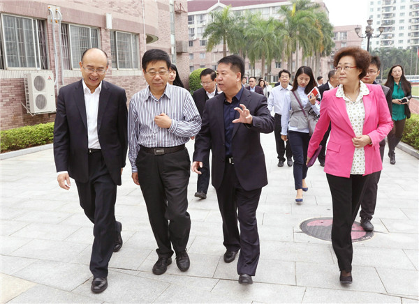 黄显甫校长陪同陈宝生、许勤市长、吴以环副市长视察学校C}_副本.jpg