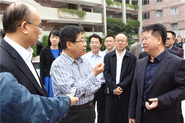 陈宝生部长与黄校长谈学生比较优势的培养_副本.jpg