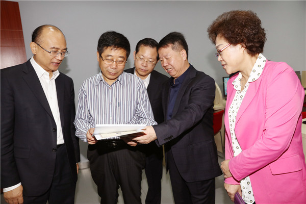 黄校长向陈宝生部长介绍学生科学院课程开设情况_副本.jpg