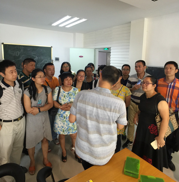 宋向明老师介绍光学实验室_副本.jpg