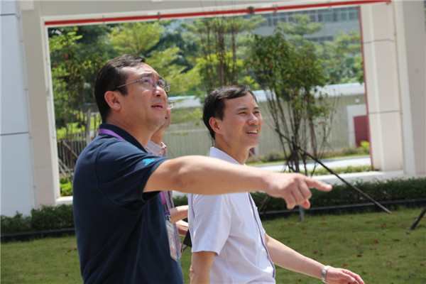 2邵爱国副校长陪同范坤书记视察校园建设情况_副本.jpg