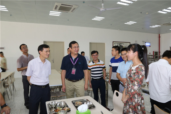 3范坤书记与东校区教师亲切交流_副本.jpg