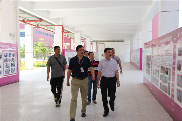 6范书记参观东校区办学周年巡礼图片展_副本.jpg