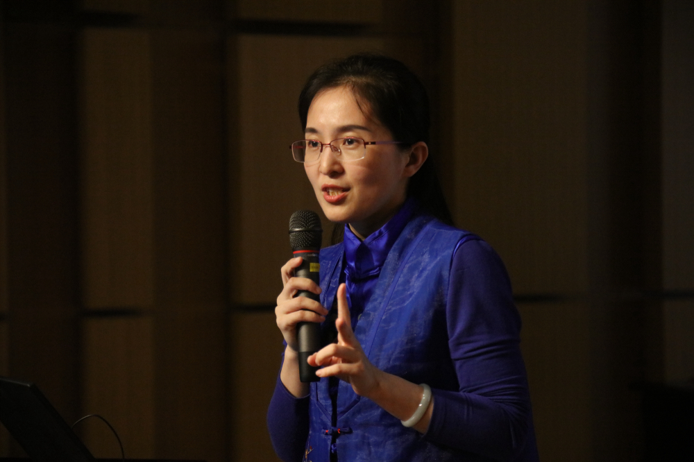 图4 胡红梅老师演讲中.jpg