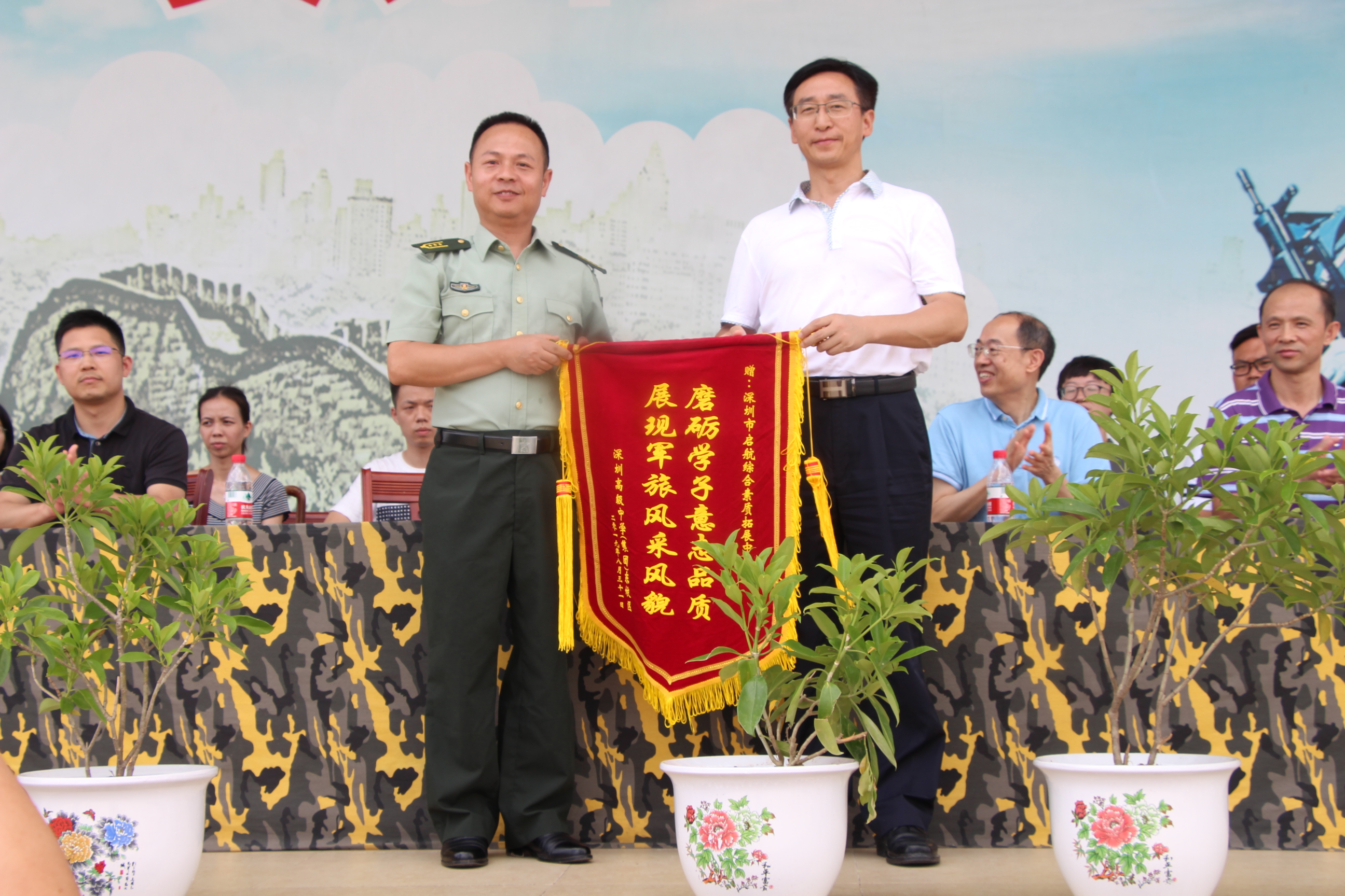 赠送锦旗.JPG