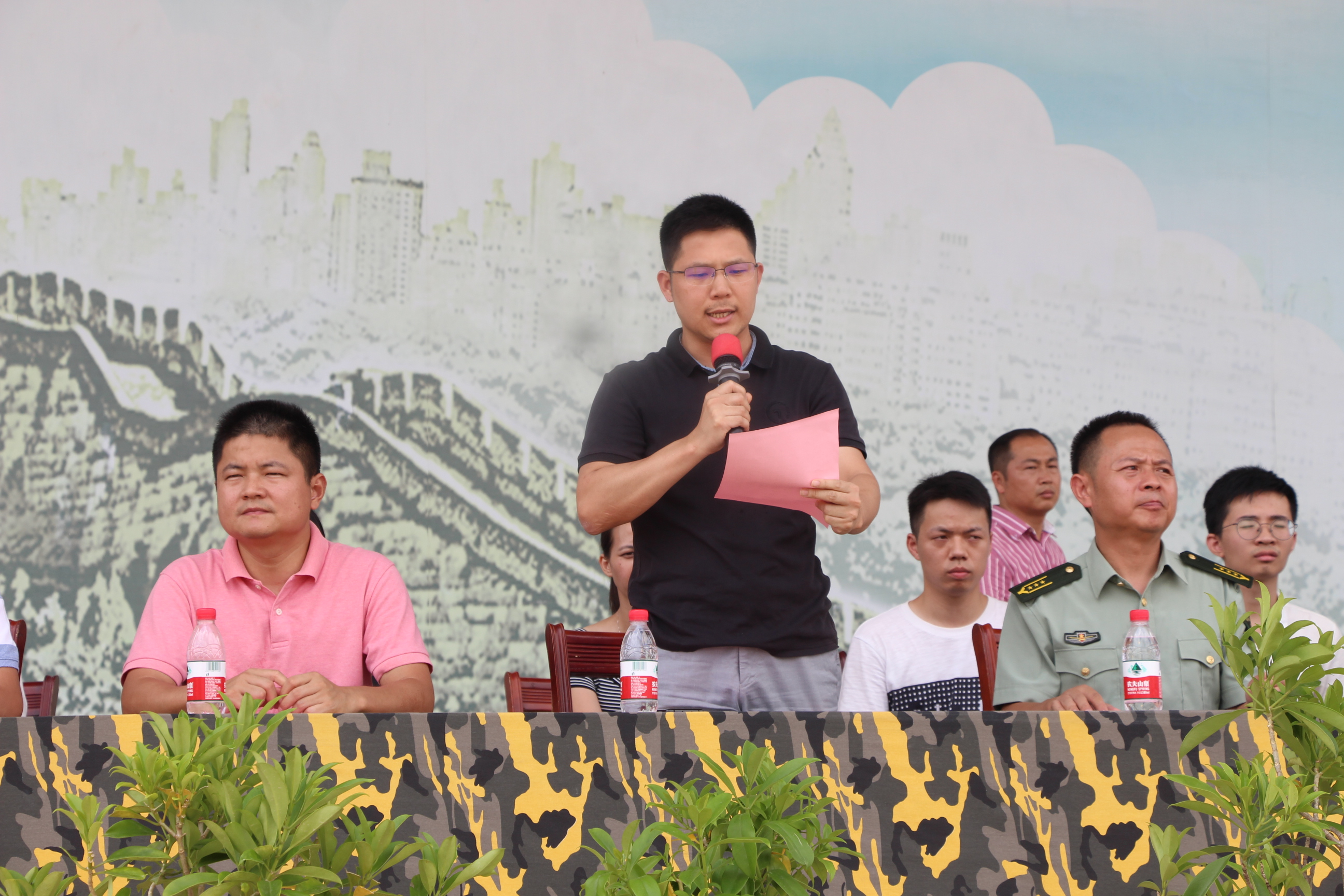 钟主任宣读优秀学员表彰名单.JPG