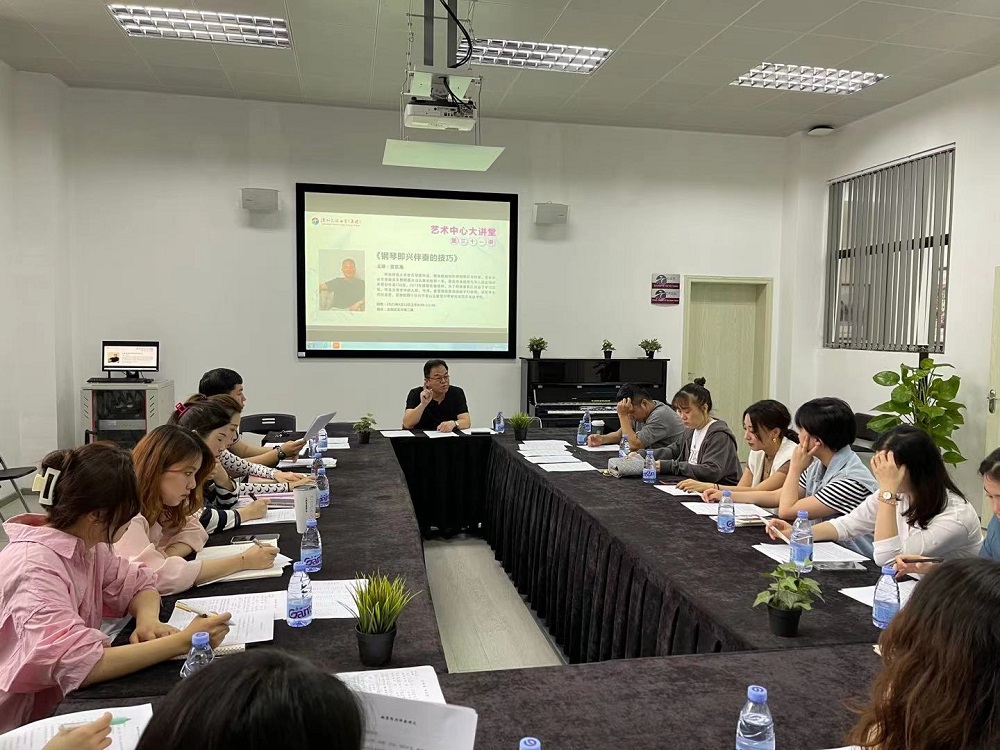 2、张老师讲授钢琴即兴伴奏技巧.jpg 2、张老师讲授钢琴即兴伴奏技巧.jpg