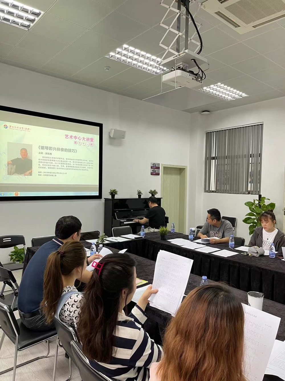 3、张老师的即兴展示.jpg 3、张老师的即兴展示.jpg