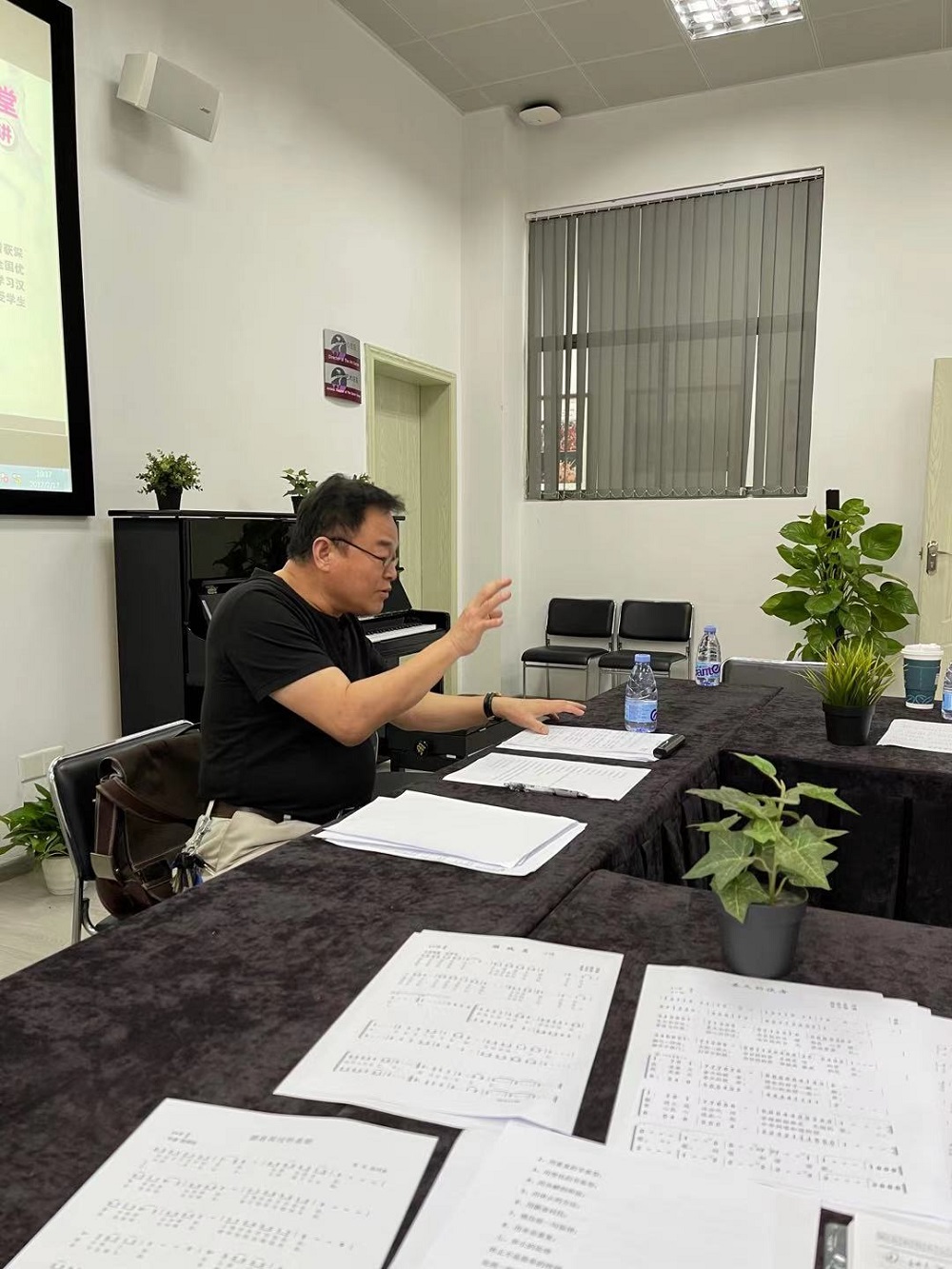 4、张老师在进行理论讲解.jpg 4、张老师在进行理论讲解.jpg