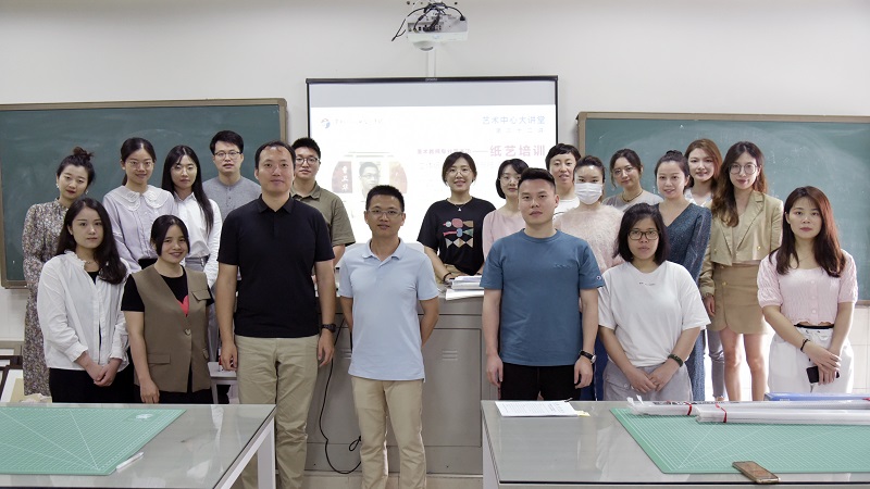 7.参与培训的教师合影.jpg 7.参与培训的教师合影.jpg