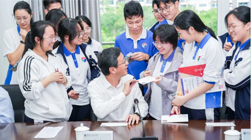 哈工大院士团走进深高，这场“...